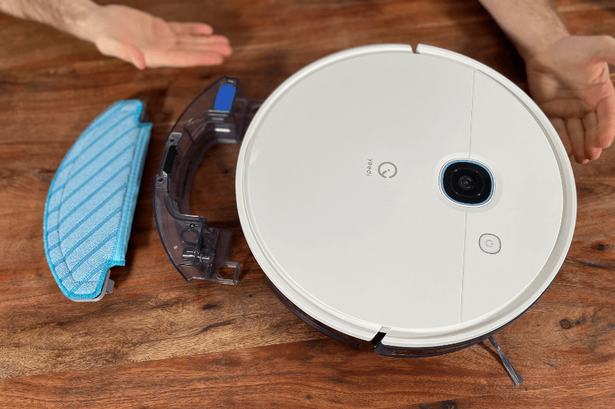 Wischplatte inklusive Wischtuch wird von hinten am Yeedi Vac Hybrid Saug-Wisch-Roboter angebracht